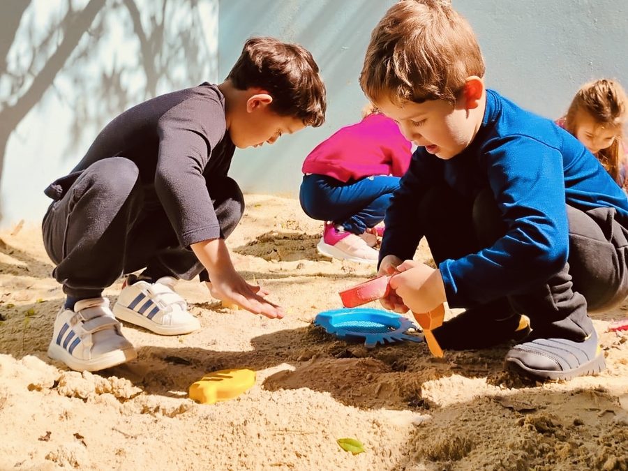 Crianças brincando no tanque de areia